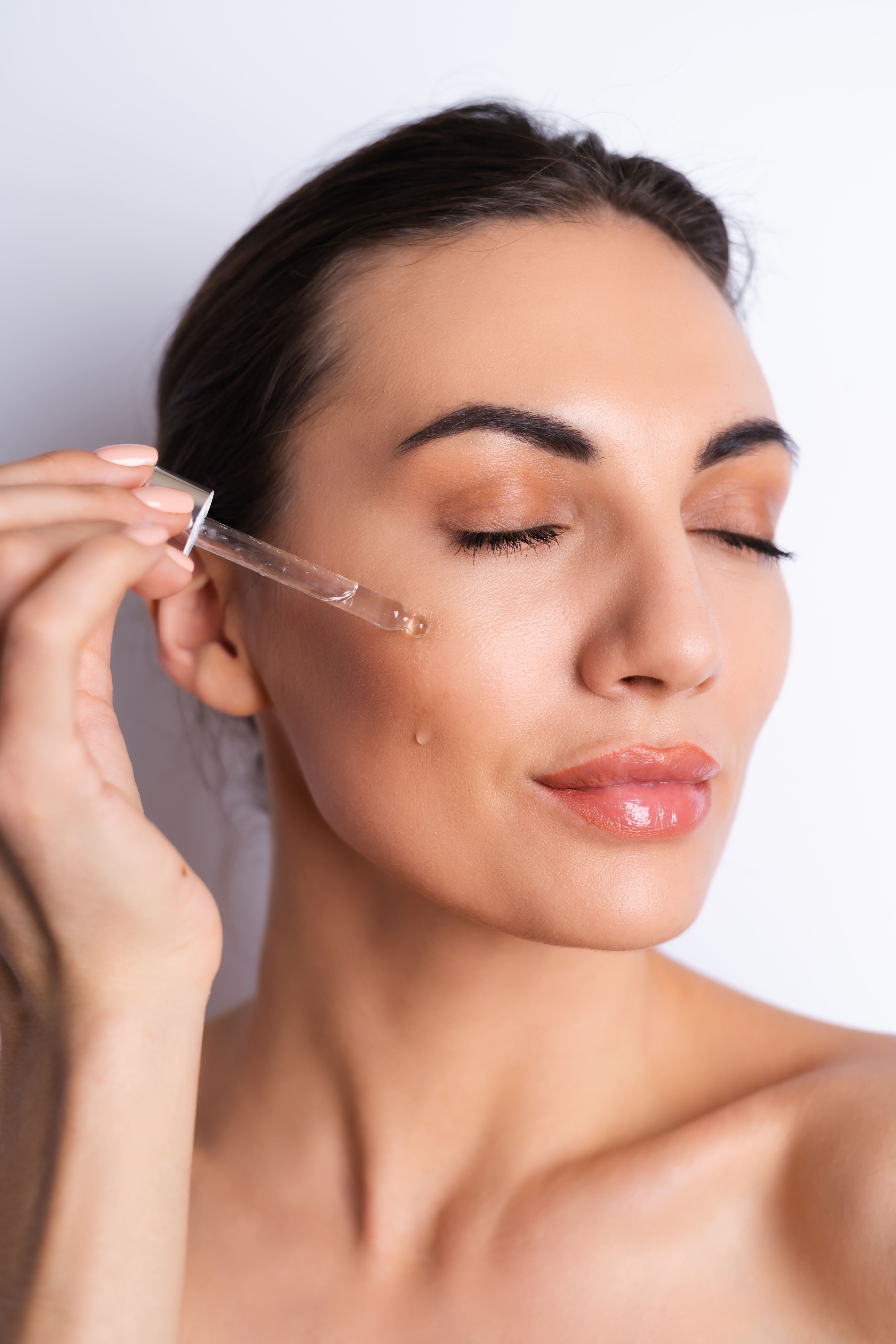 donna che utilizza un siero viso al collagene